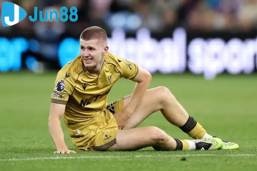 Adam Wharton trước đây đã được liên hệ với Manchester United.