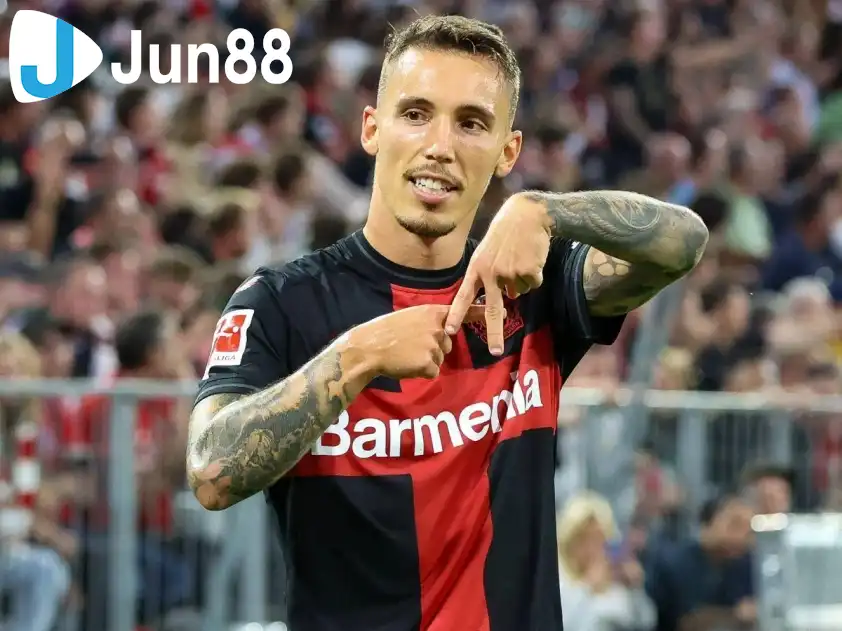 Grimaldo vừa lập cú đúp sút phạt ấn tượng vào lưới Frankfurt (Ảnh: Bundesliga)