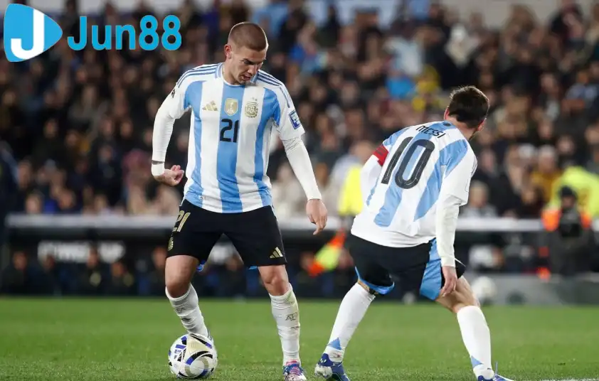 Mastantuono tiết lộ đã bị Messi dọa đánh trên sân