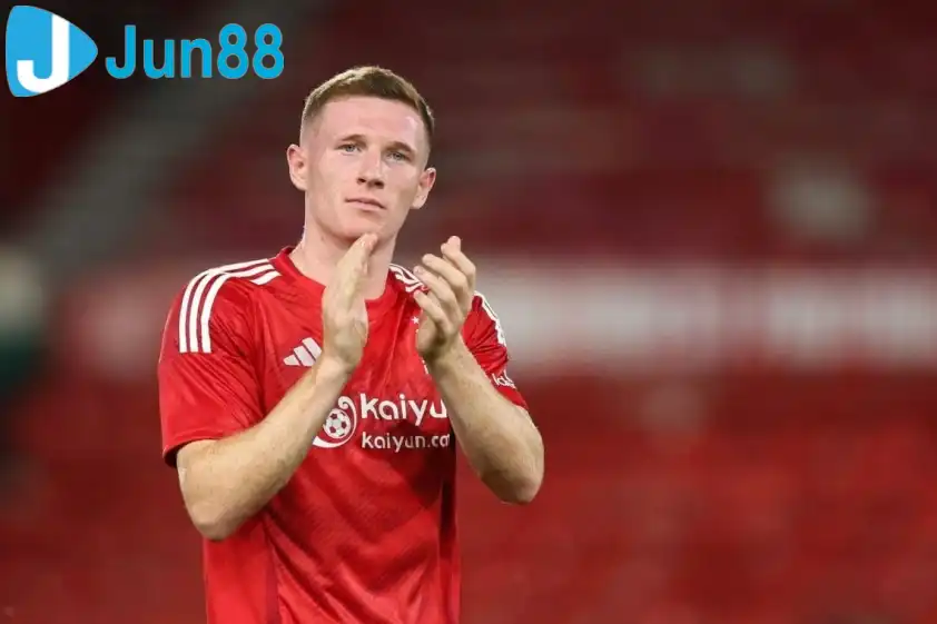 Elliot Anderson được kỳ vọng có thể trở thành tiền vệ xuất sắc nhất thế hệ của mình (Ảnh: Nottingham Forest News). Elliot Anderson được kỳ vọng có thể trở thành tiền vệ xuất sắc nhất thế hệ của mình (Ảnh: Nottingham Forest News).