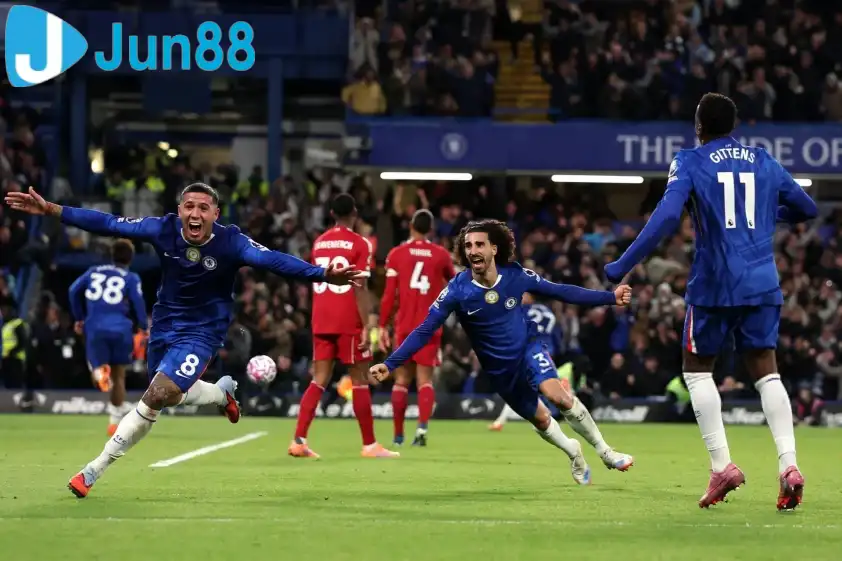 Cucurella và Enzo ăn mừng bàn thắng của Estevao (Ảnh: X).