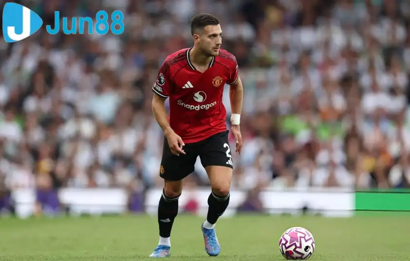 Dalot thường xuyên để lại những màn thể hiện dưới sức ở mùa giải này Dalot thường xuyên để lại những màn thể hiện dưới sức ở mùa giải này